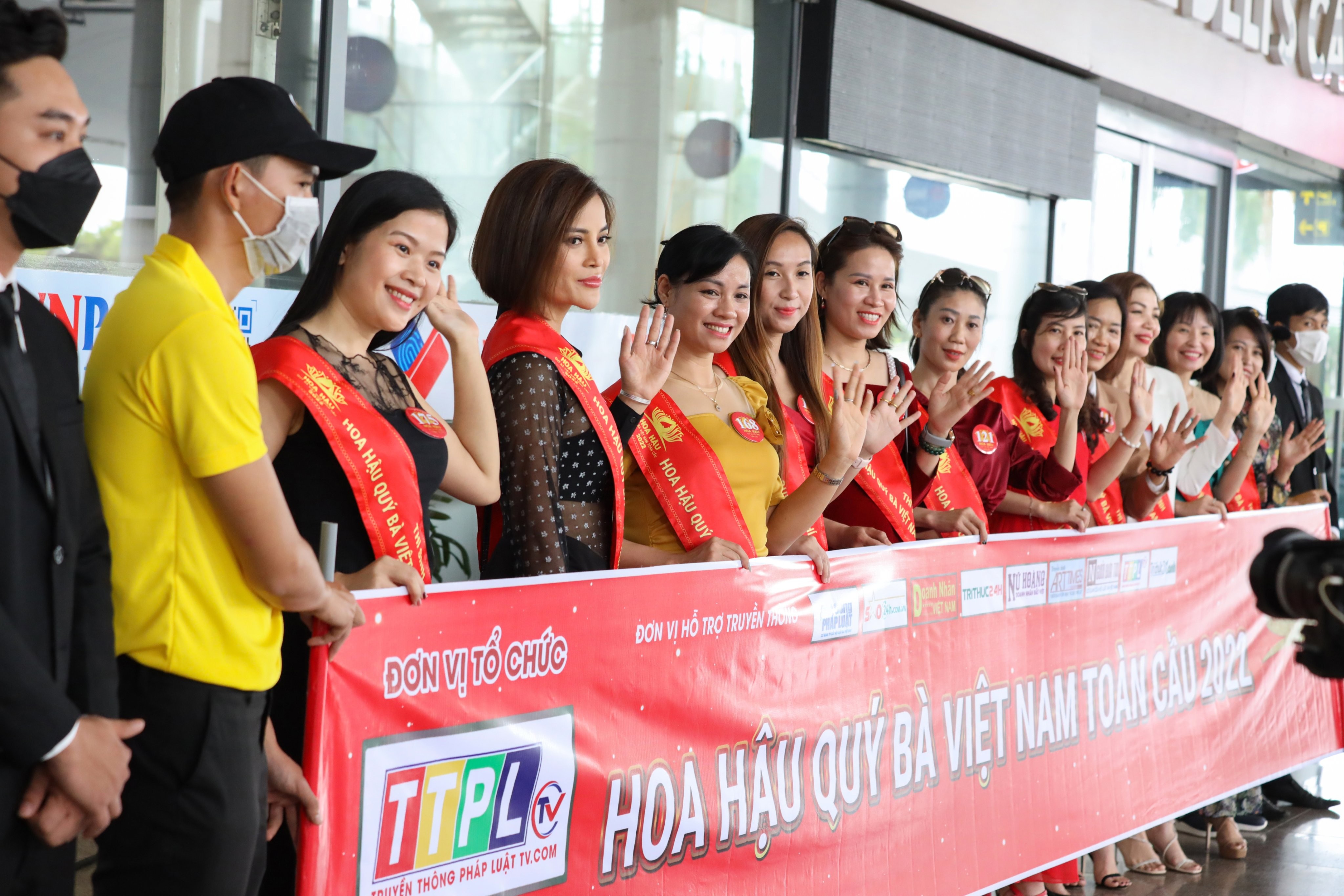  Ngon Thị Hoa tiếp đón đoàn Hoa hậu Quý bà Việt Nam Toàn cầu 2022